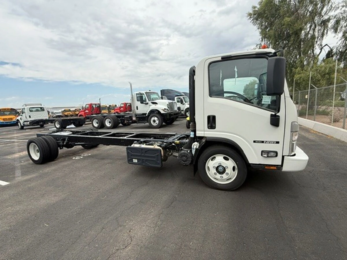 2024 Isuzu NRR — photo 4