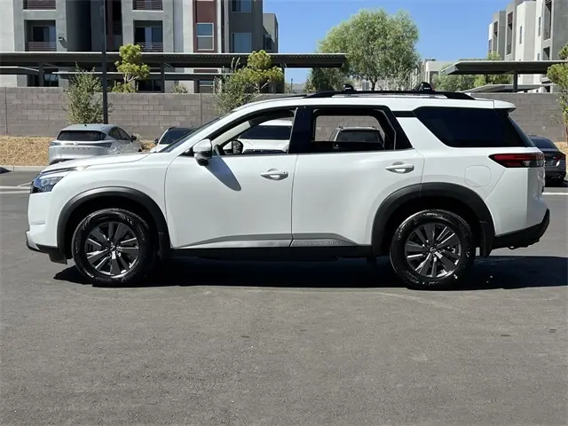 2025 Nissan Pathfinder SV photo 2