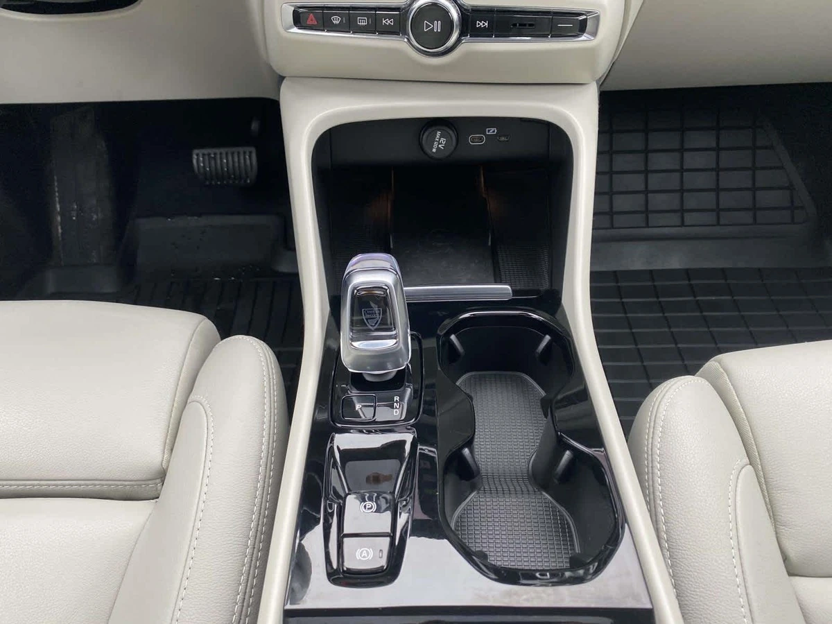 2024 Volvo - image 25