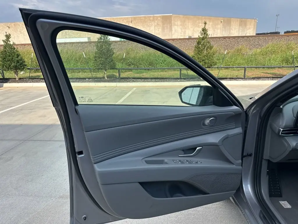 2025 Hyundai Elantra SEL Sport photo 19