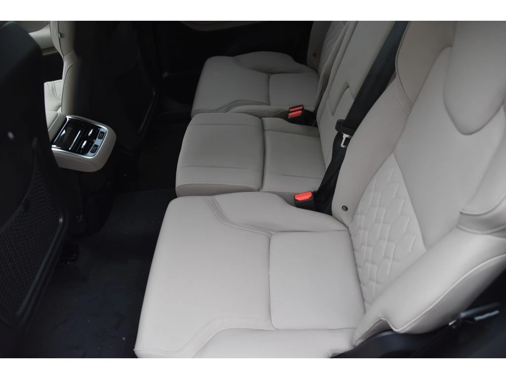 2026 Volvo - image 13