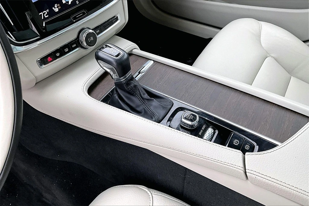 2021 Volvo - image 17