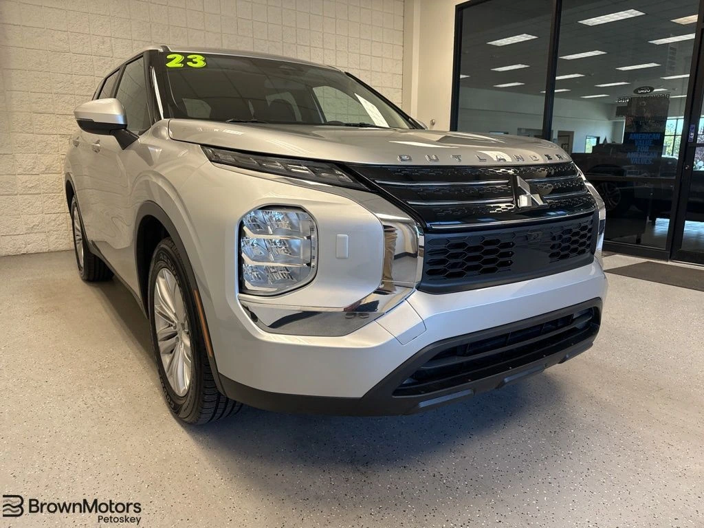 2023 Mitsubishi Outlander ES S-AWC's photo