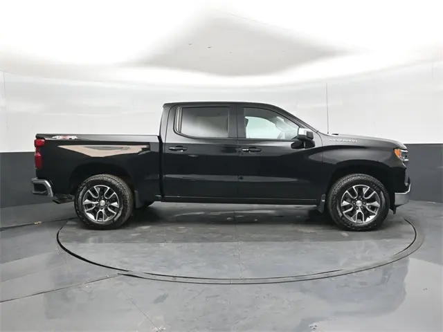 2023 Chevrolet Silverado 1500 LT photo 2