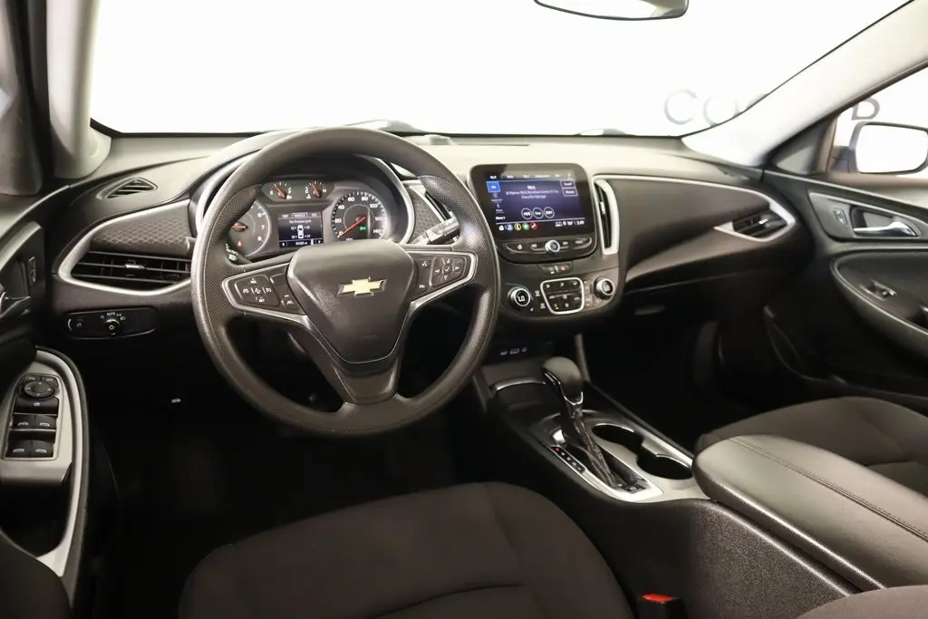 2024 Chevrolet Malibu 1LT photo 2