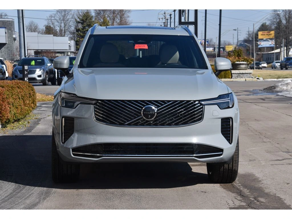 2026 Volvo - image 8