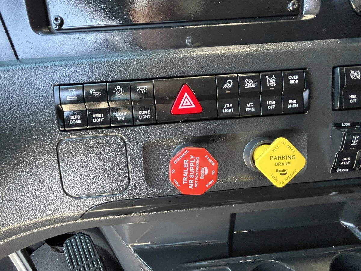 2023 Freightliner Cascadia - image 28