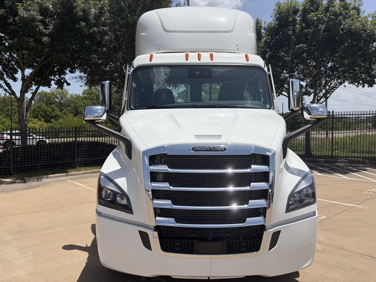2027 Freightliner Cascadia — photo 8