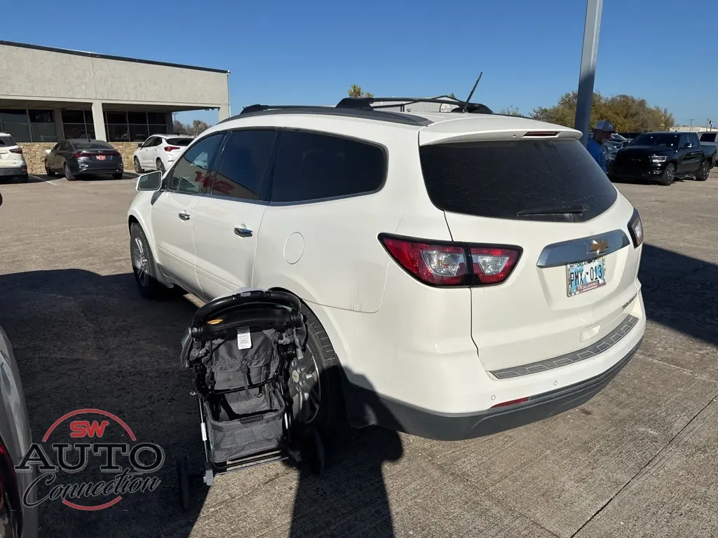 2015 Chevrolet Traverse 2LT photo 4