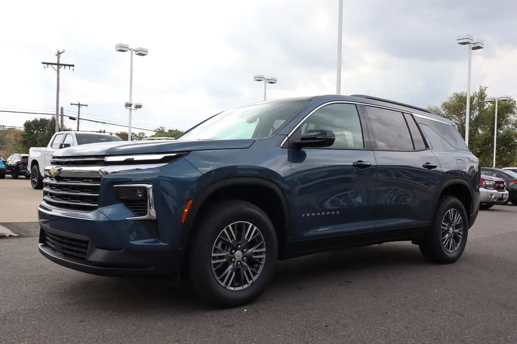 2026 Chevrolet Traverse 2LT photo 5