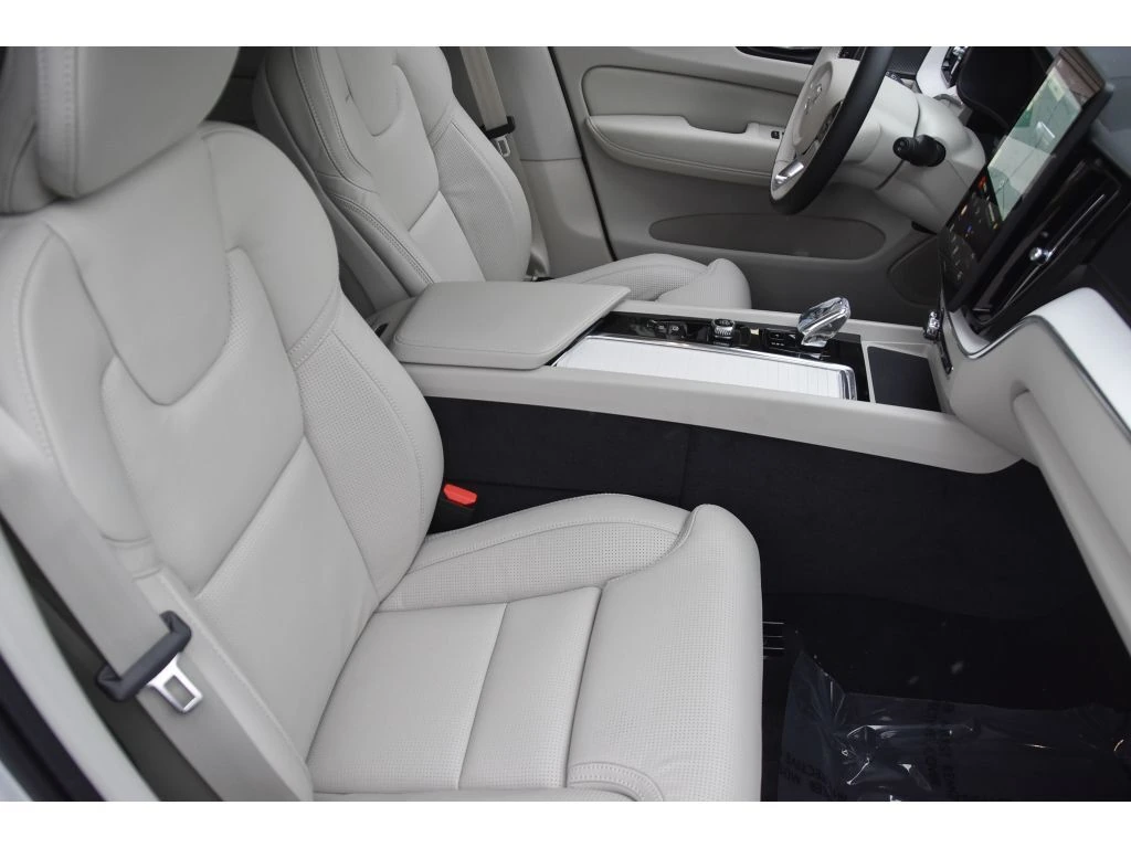 2026 Volvo - image 26