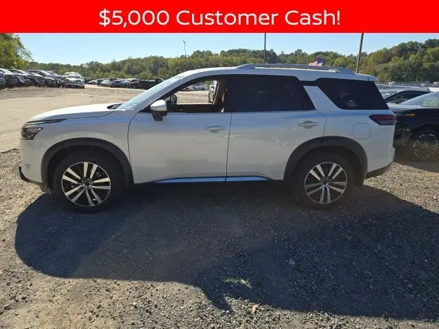 2025 Nissan Pathfinder Platinum photo 2