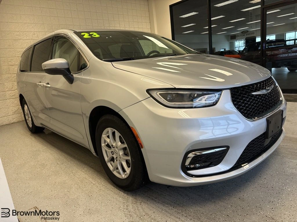 2023 Chrysler Pacifica Touring L's photo