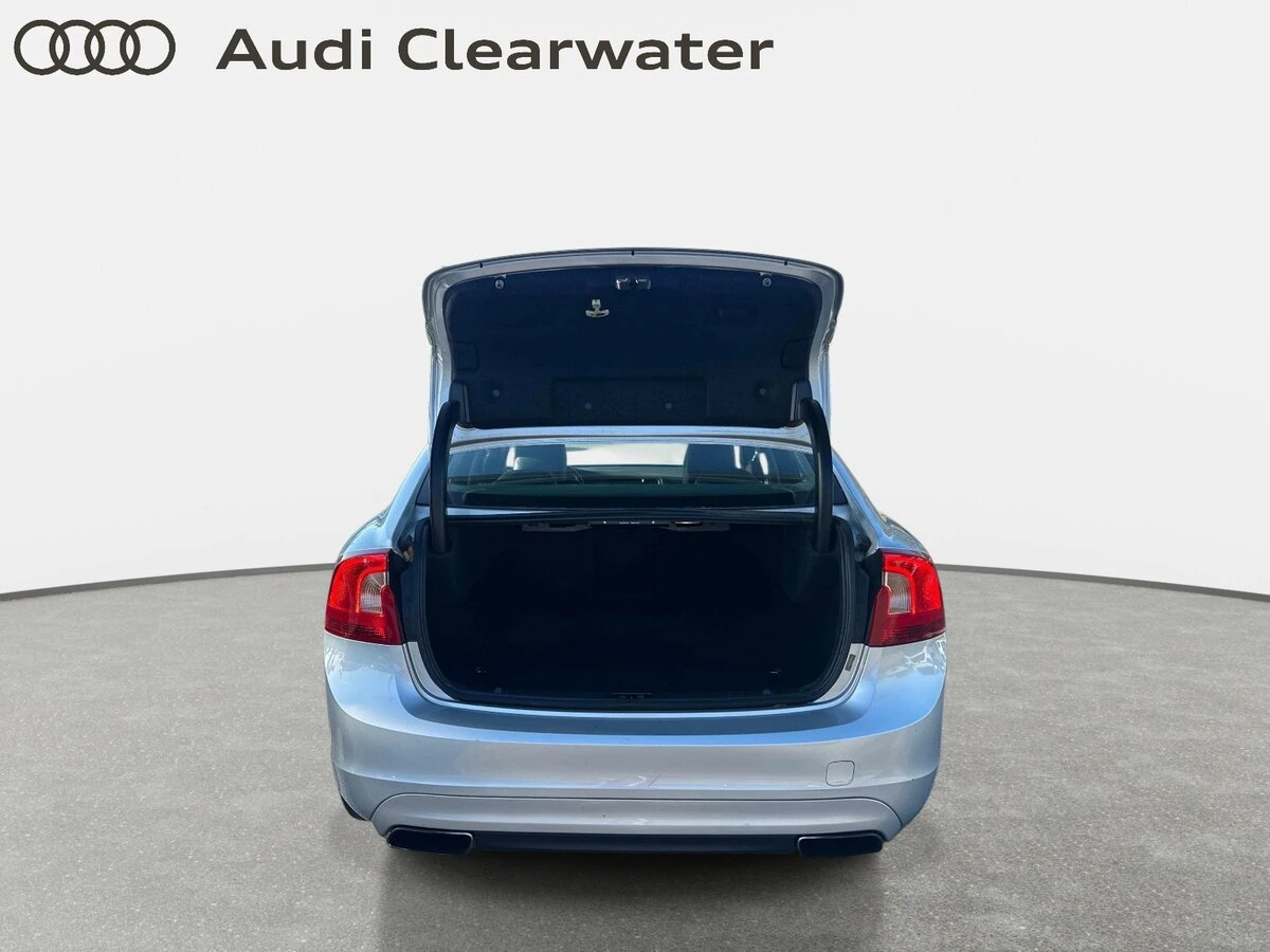 2015 Volvo - image 6