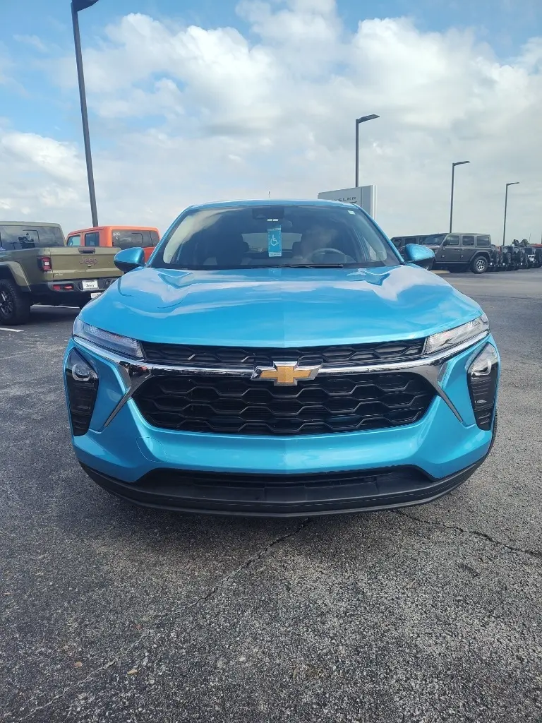 2025 Chevrolet Trax LS photo 2