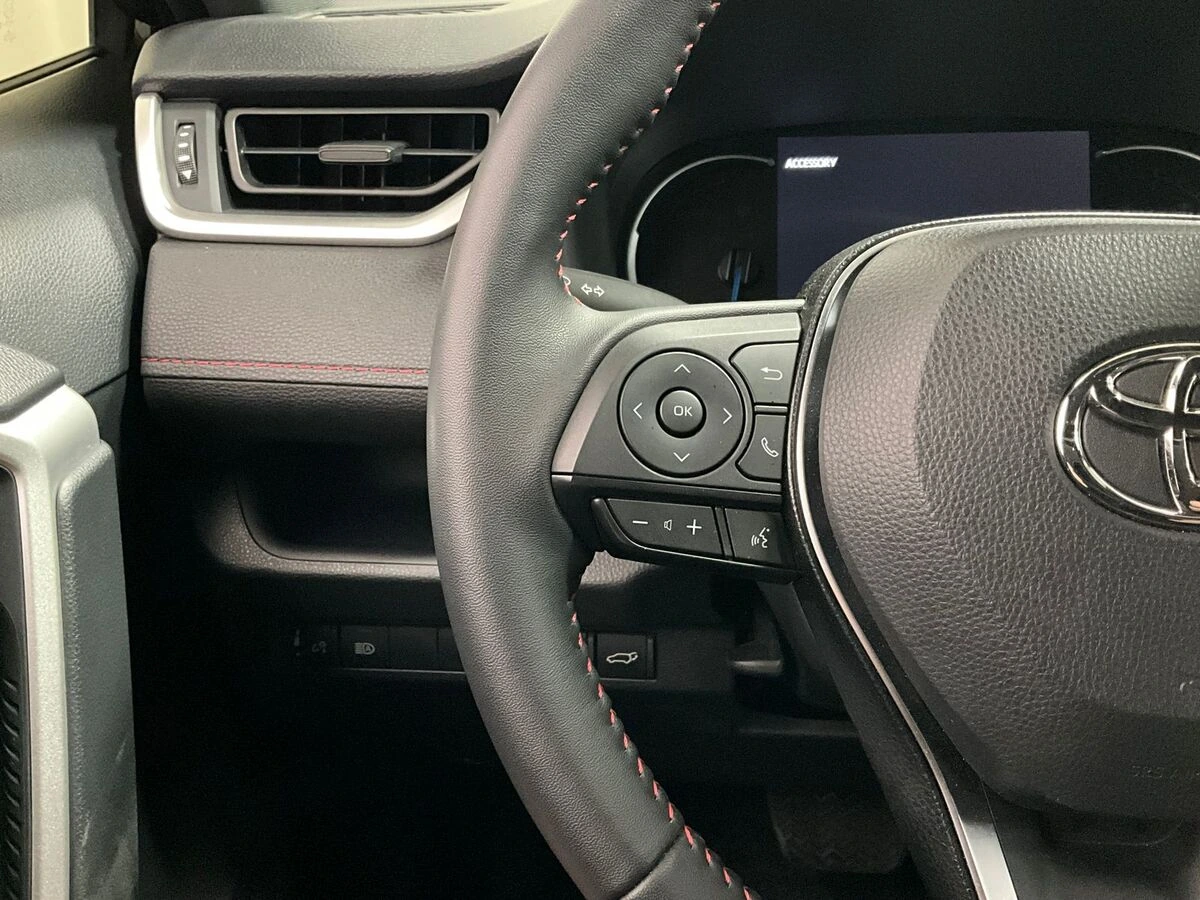 2025 Toyota RAV4 SE - Photo 19