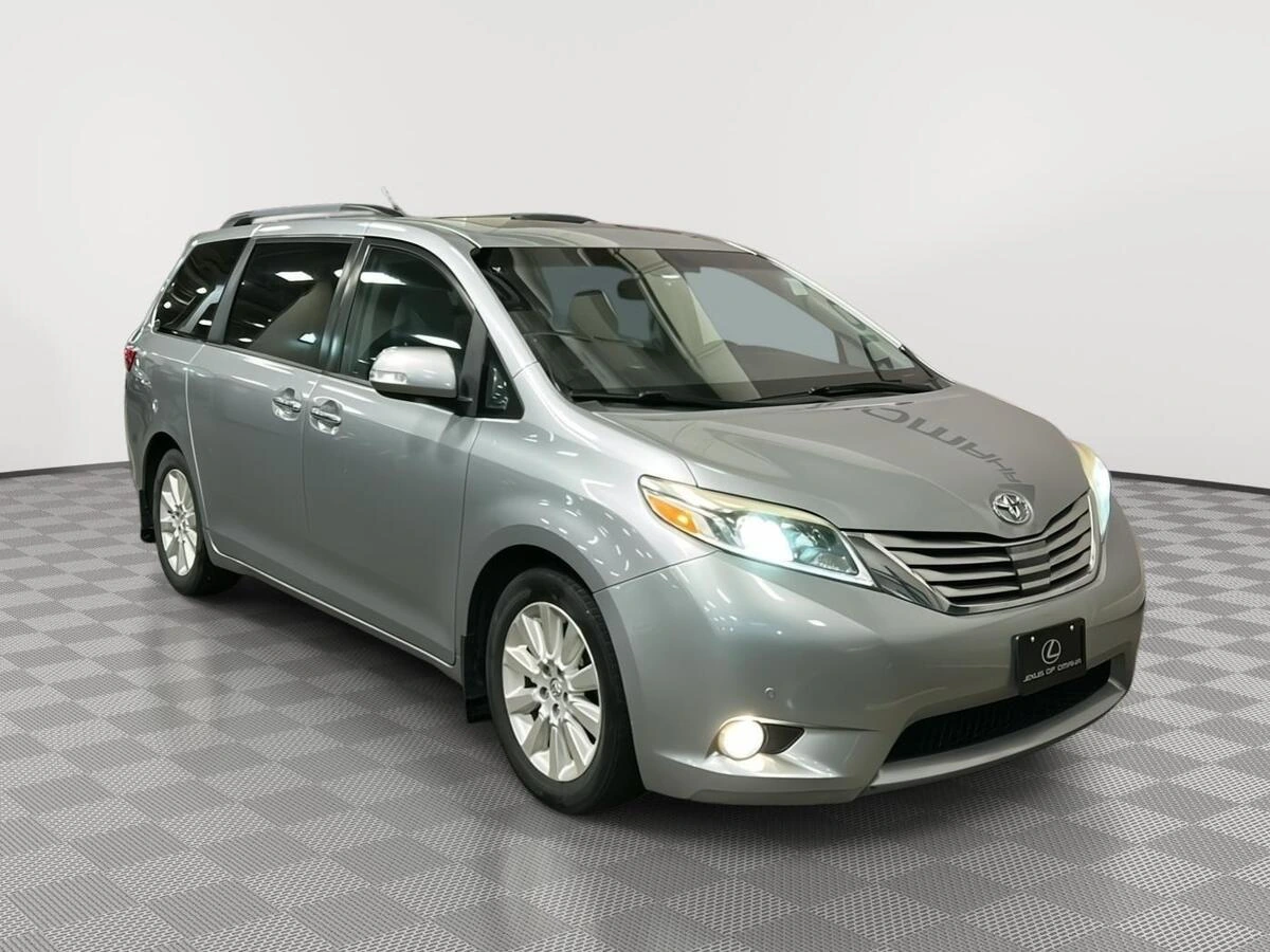 2016 Toyota Sienna Limited V6 7-Passenger's photo