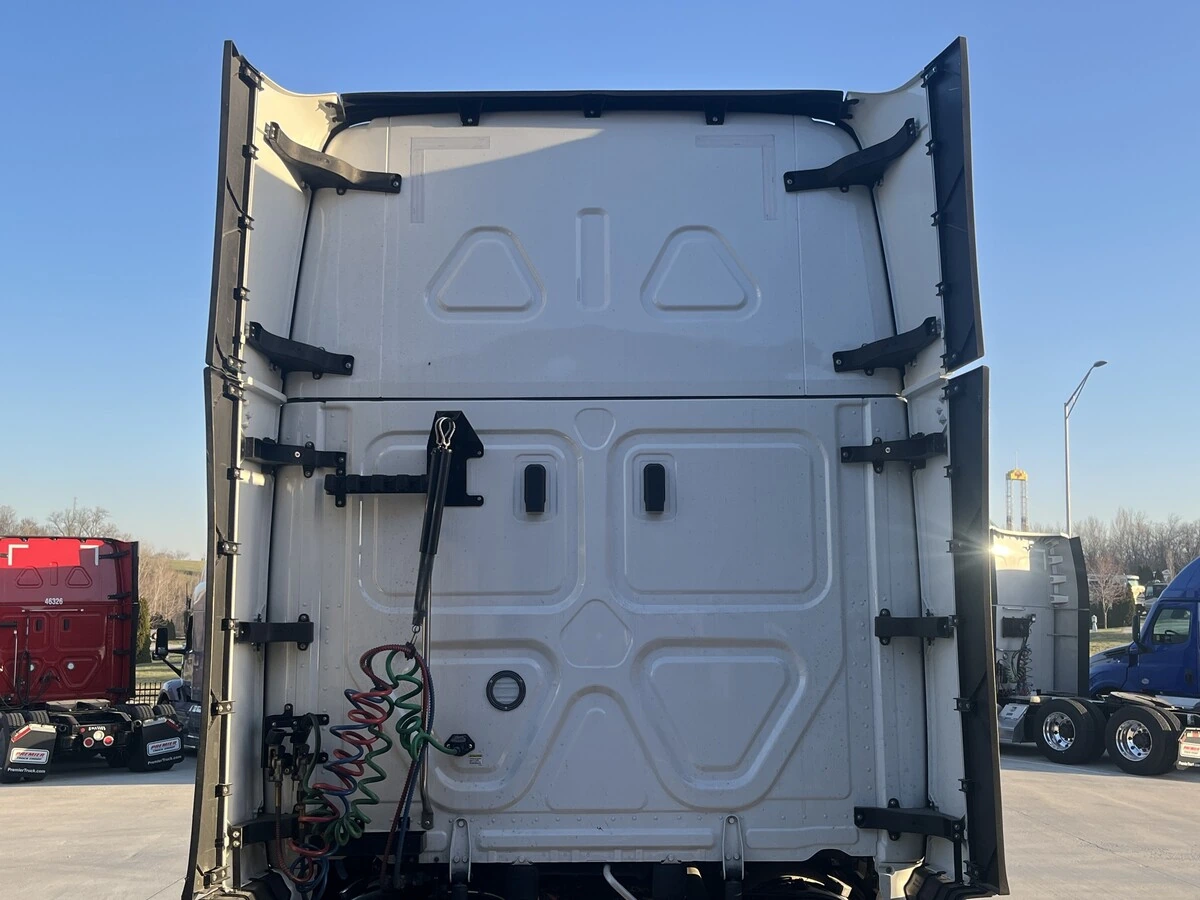 2024 Freightliner Cascadia - image 17