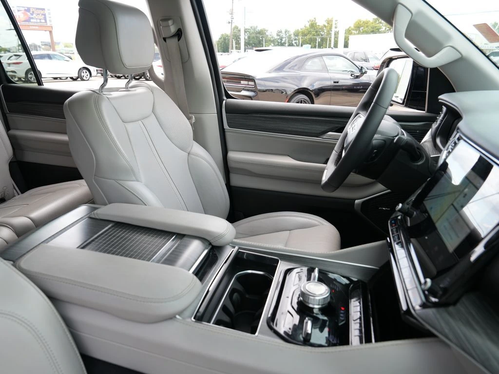 2023 Jeep Wagoneer L Series III - Photo 18