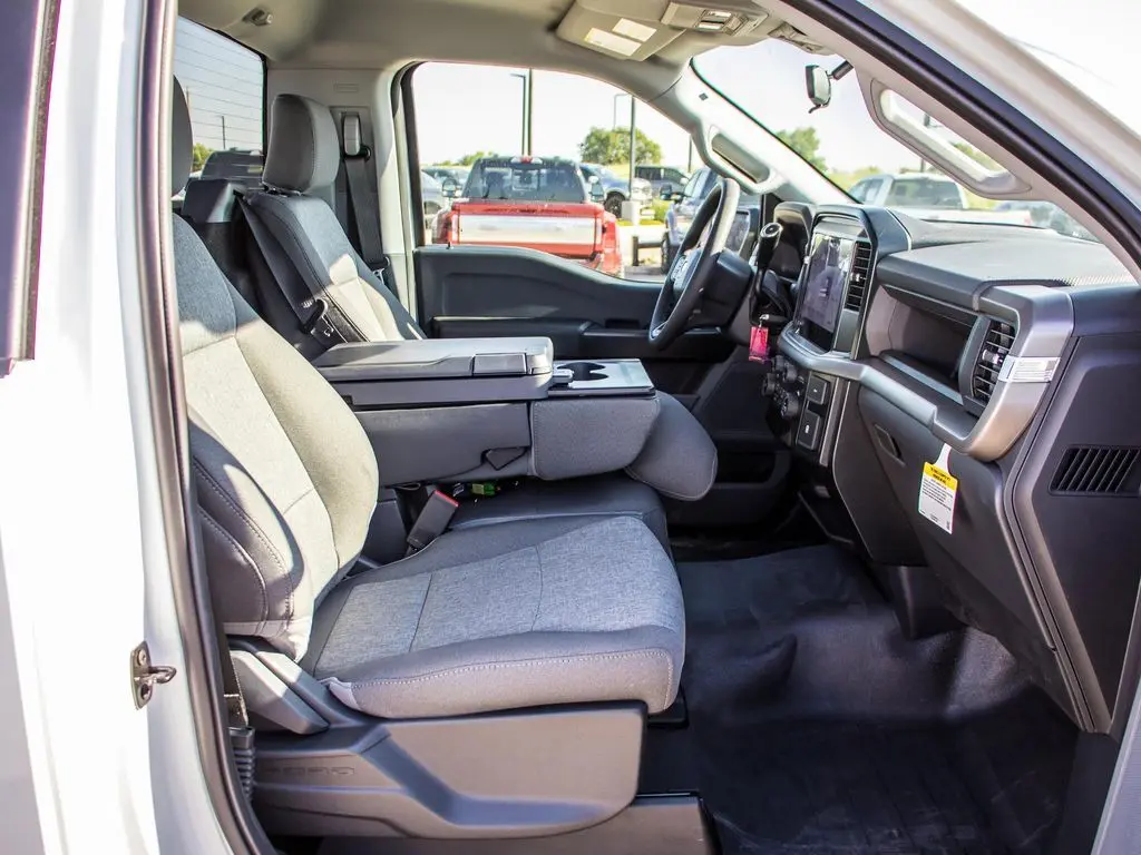 2025 Ford F-150 XLT photo 17