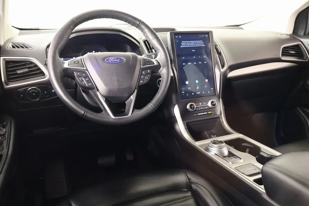 2024 Ford Edge SEL photo 2
