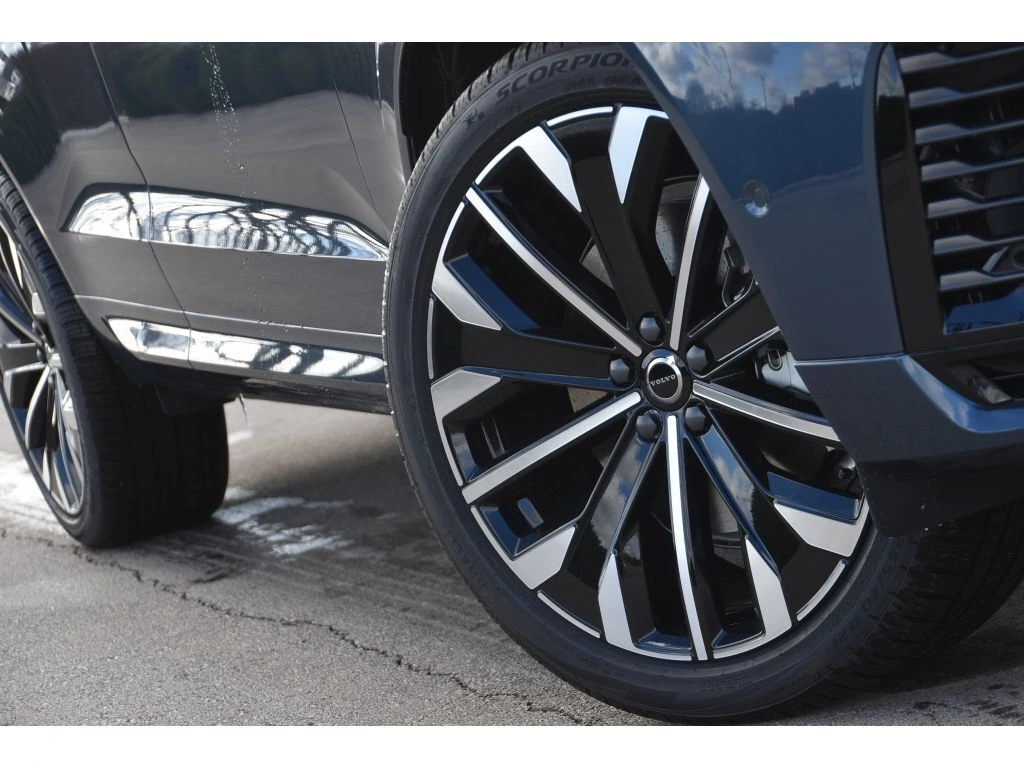 2026 Volvo - image 9