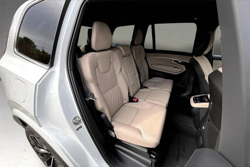 2026 Volvo - image 9