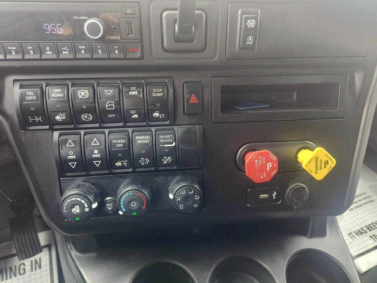2021 International LT in Marshfield, WI — photo 7