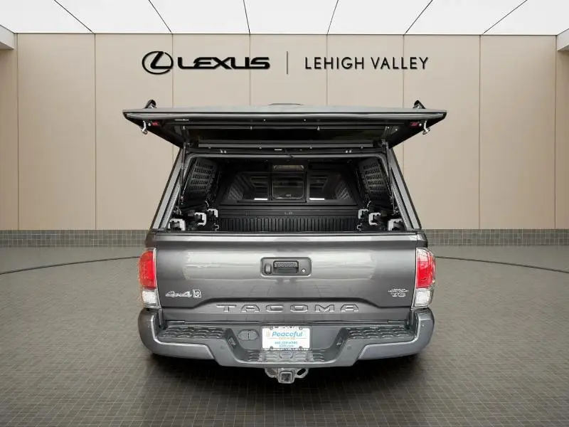 2017 Toyota Tacoma Limited V6 photo 4