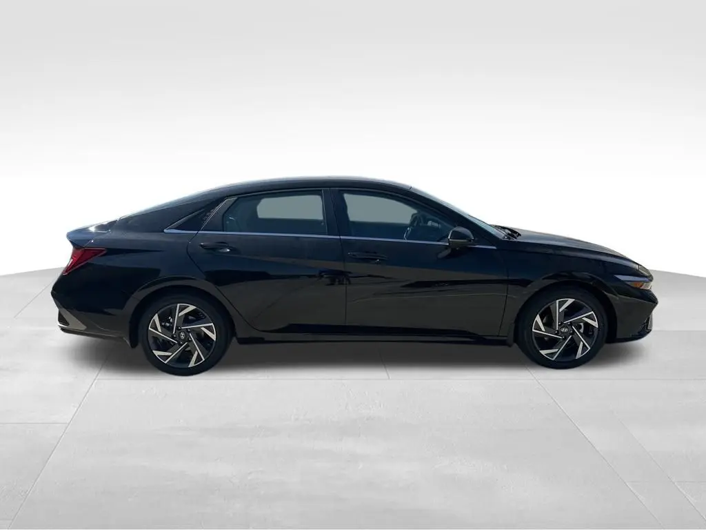 2025 Hyundai Elantra Limited photo 5