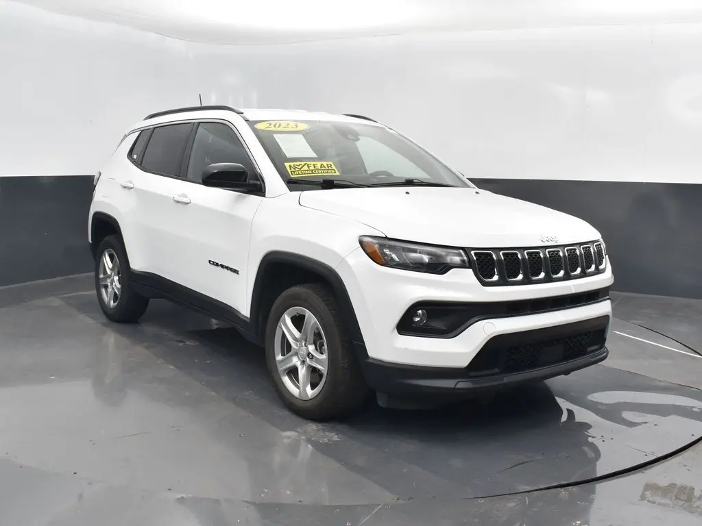 2023 Jeep Compass Latitude photo 3