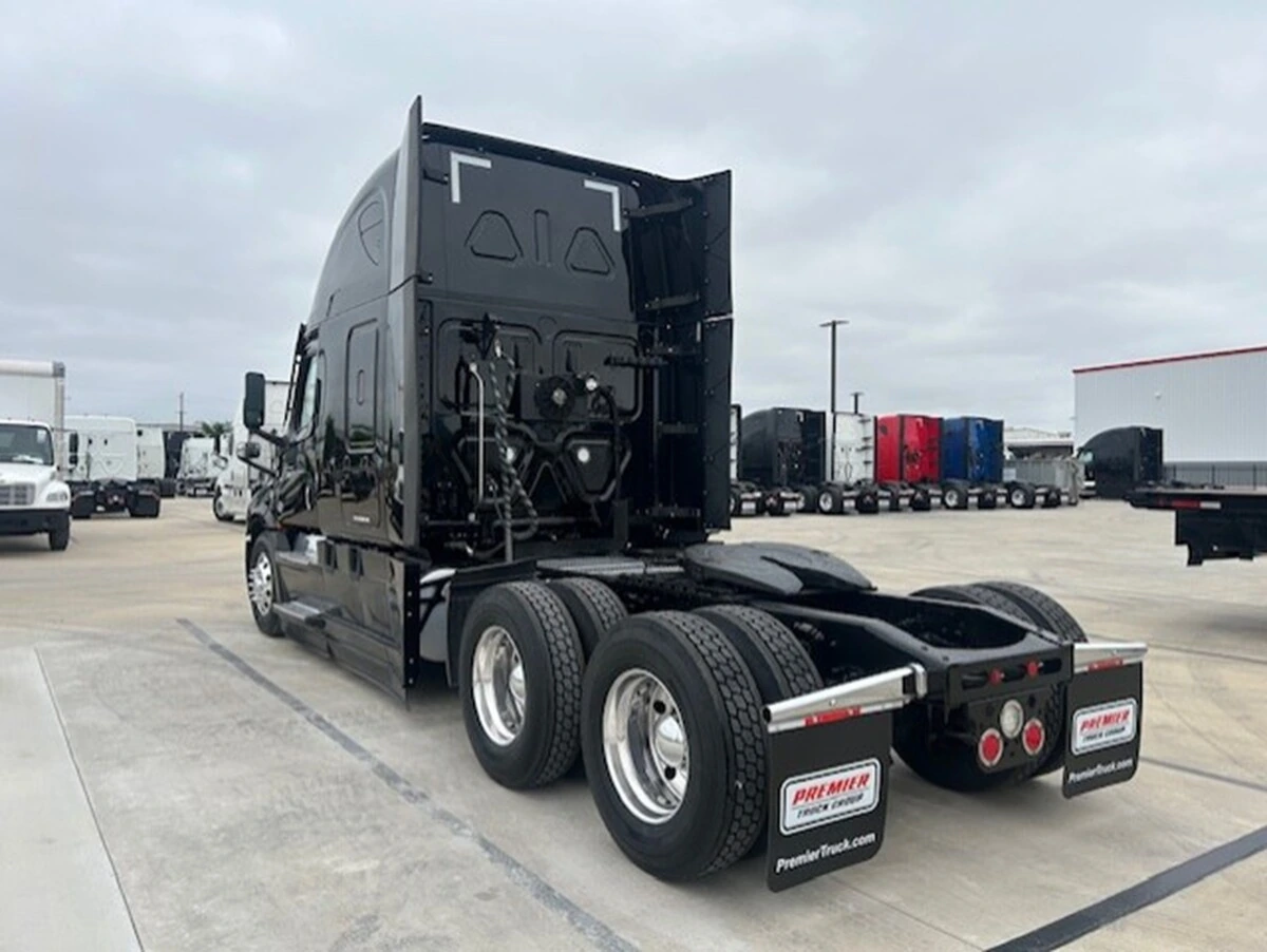 2022 Freightliner Cascadia — photo 3