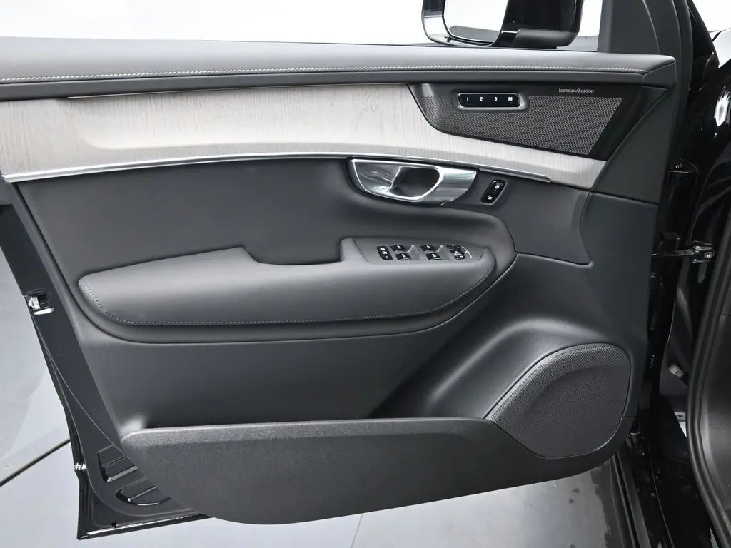 2026 Volvo - image 23