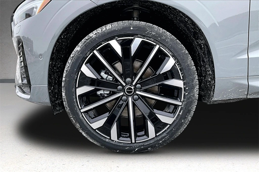 2026 Volvo - image 12