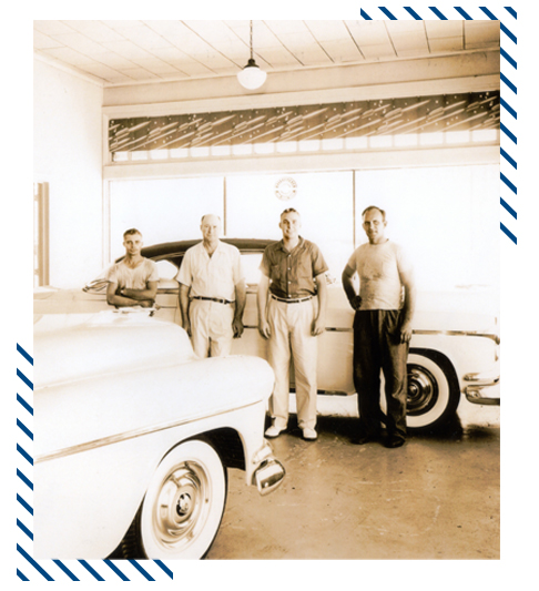 4 hombres de pie frente a un vehículo antiguo, foto vintage




