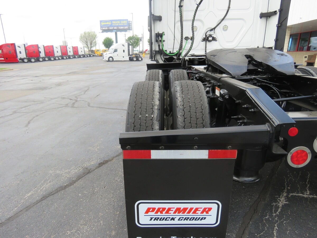 2022 Freightliner Cascadia - image 4