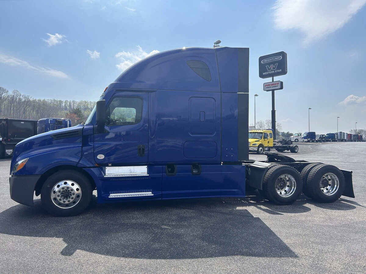 2022 Freightliner Cascadia - image 2