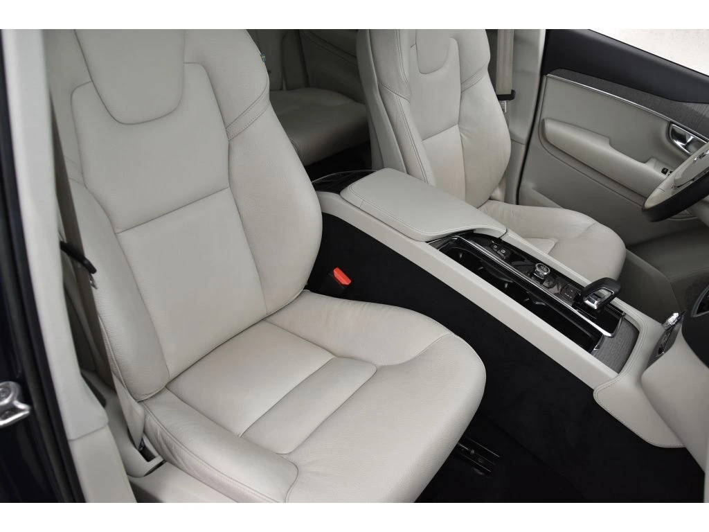 2023 Volvo - image 32