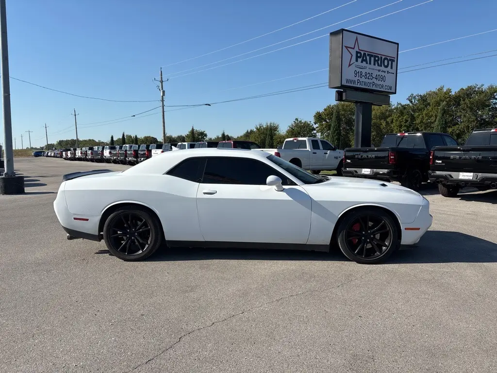 2016 Dodge Challenger SXT Plus photo 2