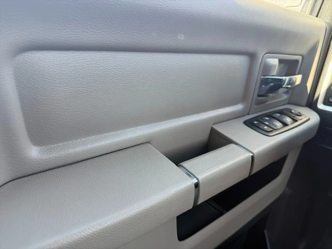 2012 Ram 1500 SLT photo 17