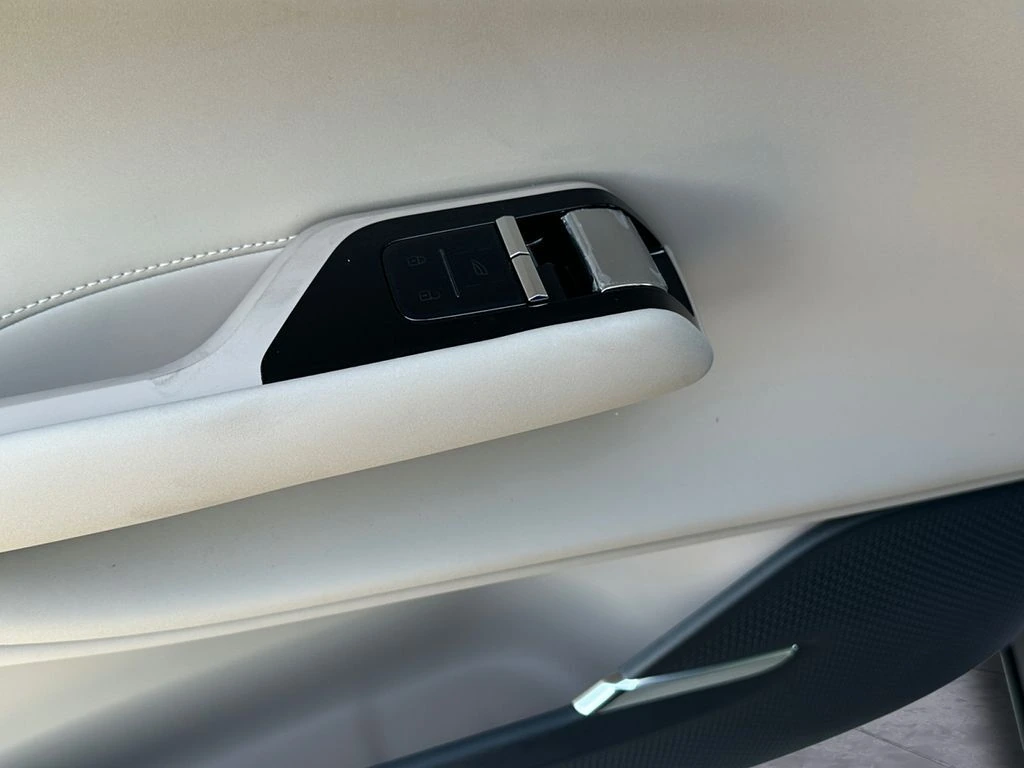 2026 Volvo - image 13