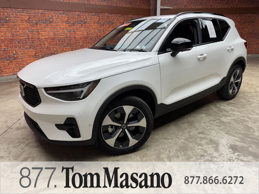 2026 Volvo XC40 B5 Plus