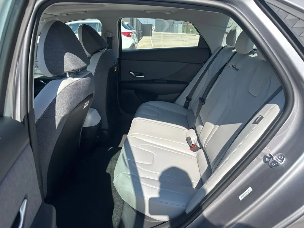 2025 Hyundai Elantra Limited photo 18