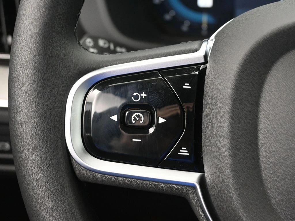 2025 Volvo - image 12