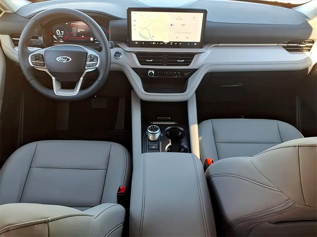 2025 Ford Explorer photo 4