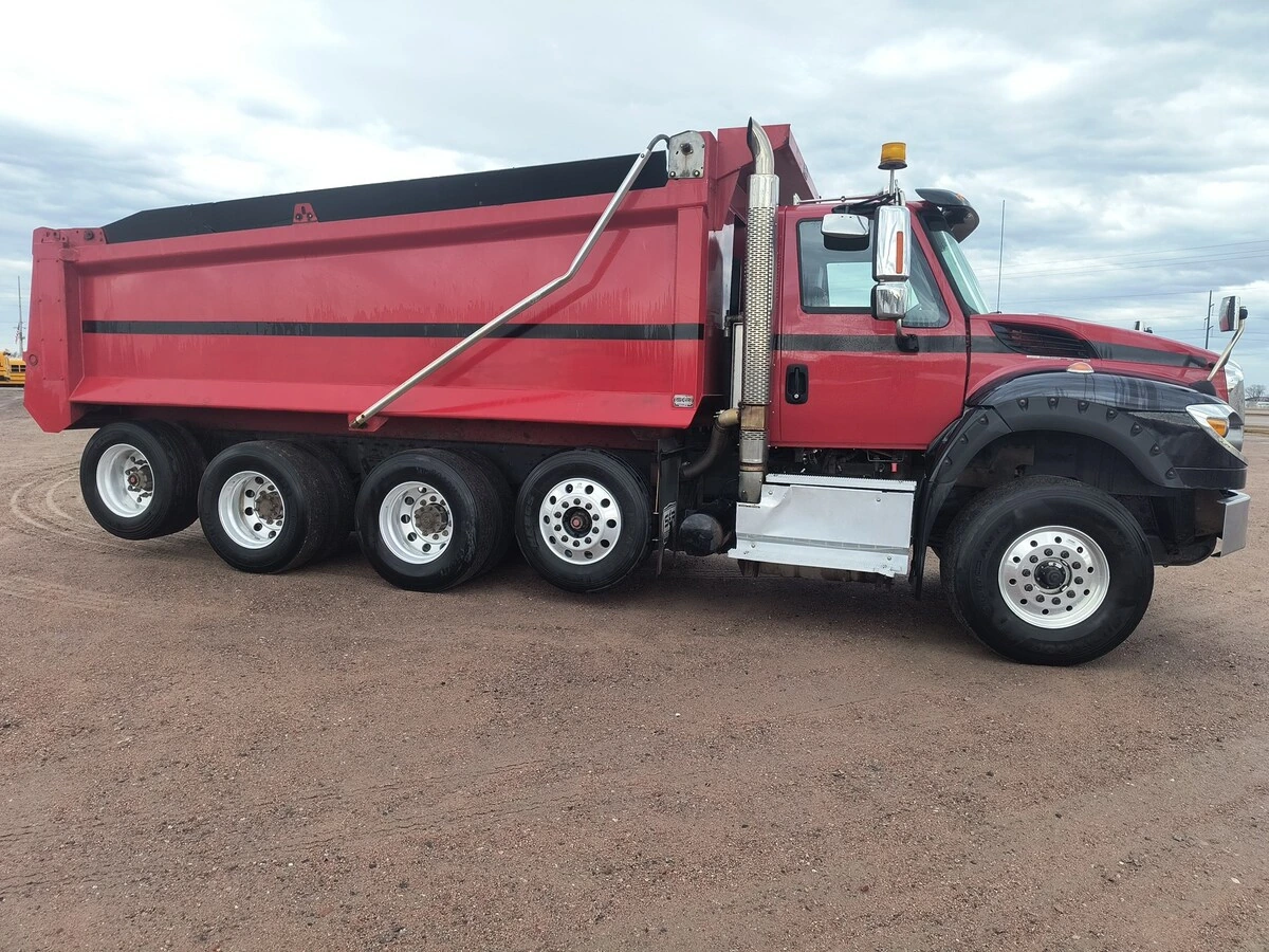 2018 International - image 2