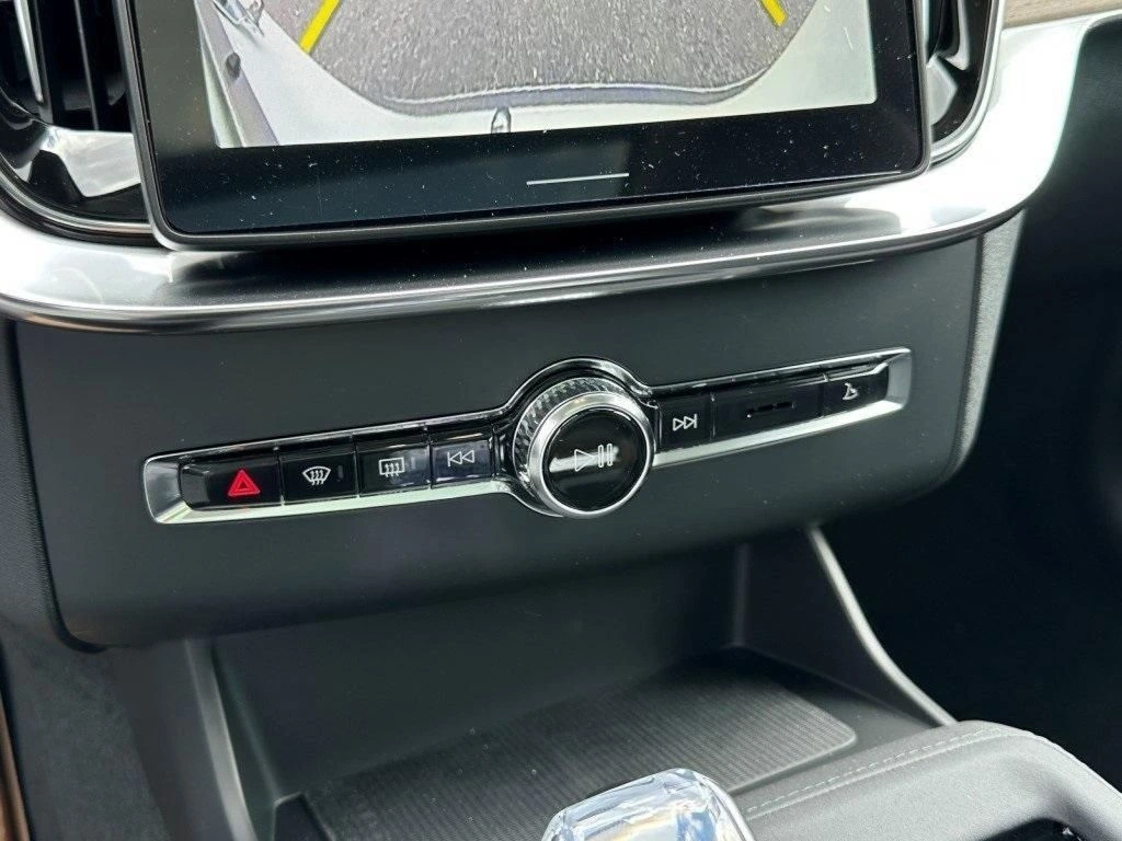2025 Volvo - image 26