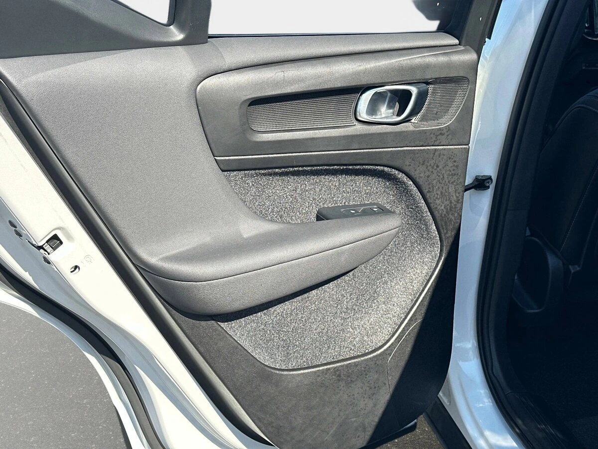 2025 Volvo - image 12