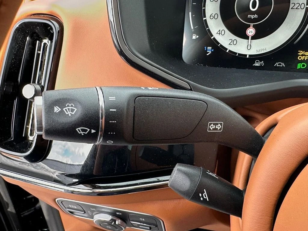 2026 Aston Martin DBX 707 - Photo 24