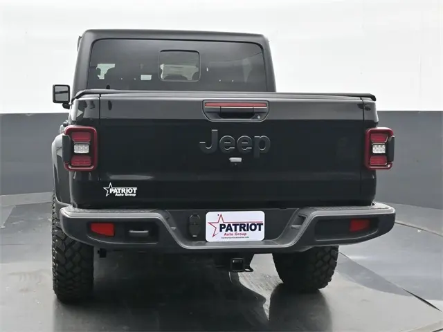 2024 Jeep Gladiator Willys photo 2